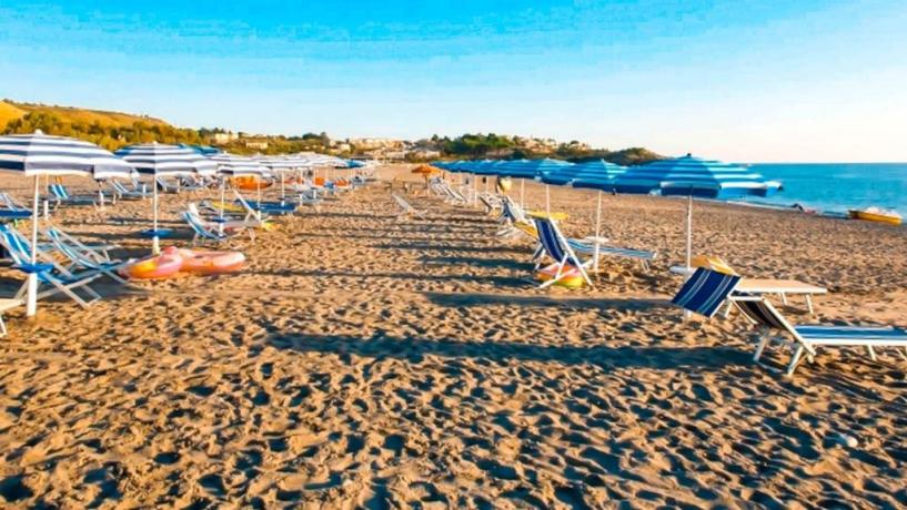 Holiday Beach: Spiaggia attrezzata sabbia 