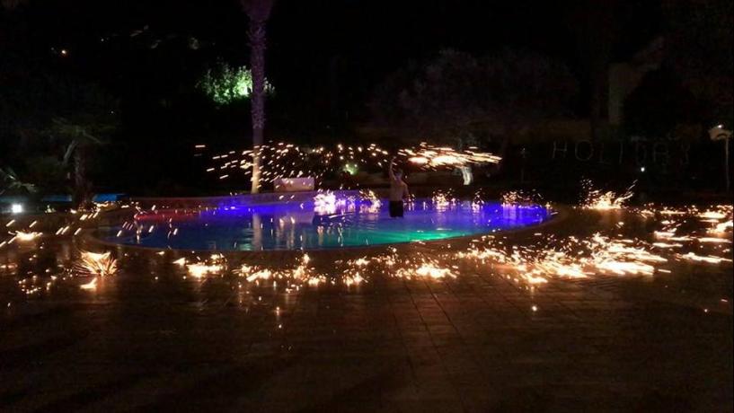 Spettacolo notturno in piscina 