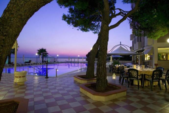 Ristorante fronte piscina vista mare Taranto 