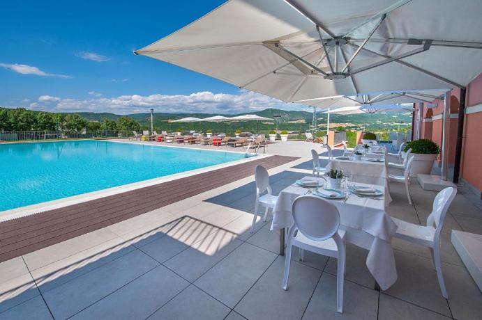 pranzo in piscina vacanza Umbria 