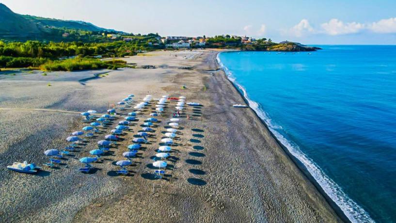 Spiaggia attrezzata del villaggio Holiday Beach 