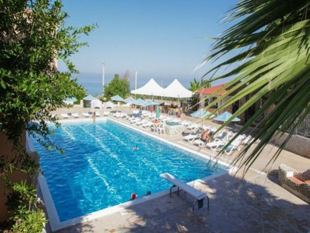 Piscina con vista panoramica sul mare 