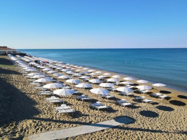 Servizio Spiaggia con Lettini e Ombrelloni 