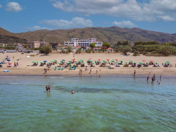 Sulla Costa Domiziana, Hotel con Ristorante e Piscina Olimpionica,  fronte Mare  e Spiaggia.