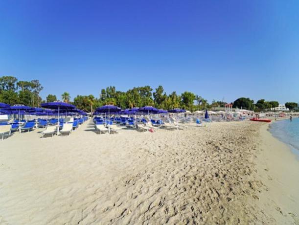 Spiaggia attrezzata a 200mt dal Villaggio 