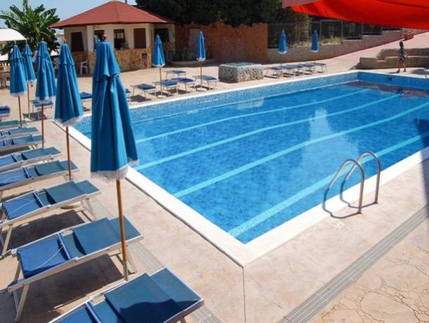 Piscina attrezzata con ombrelloni e sdraio 