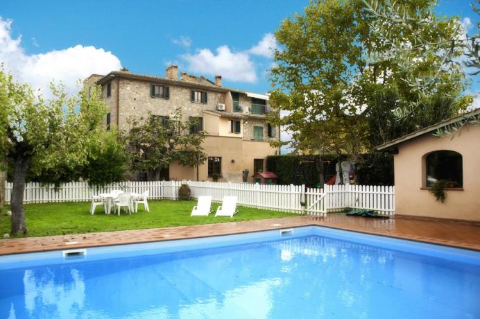 Appartamenti Vacanza da 2/4/6 posti con piscina privata sul Lago Trasimeno. Salone per affitto intero casale per 20/23 persone.