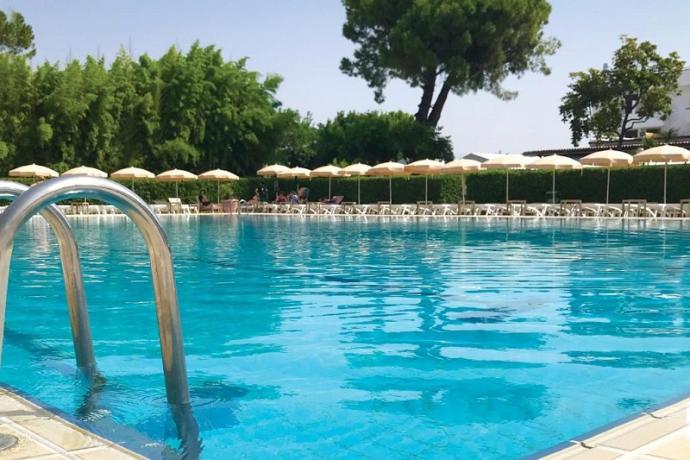 Grande piscina per adulti e bambini 