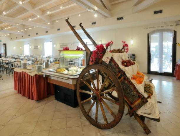 Ristorante interno climatizzato,arricchito da una Terrazza esterna 