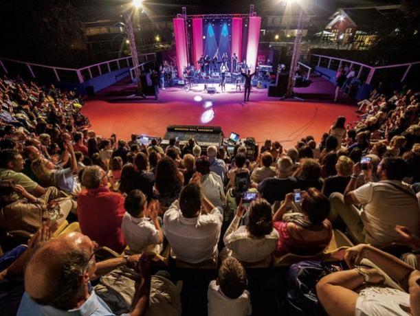 Villaggio a Piraino con Arena per Concerti 