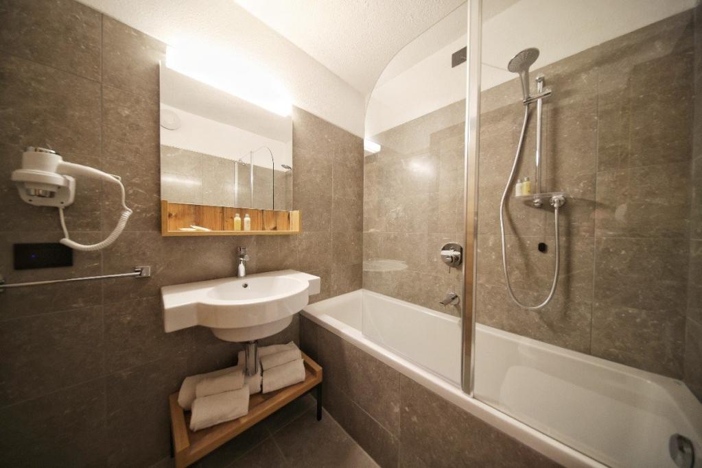 Bagno trilocale executive con vasca e doccia 