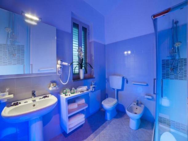 Spazioso Bagno Privato con Doccia 