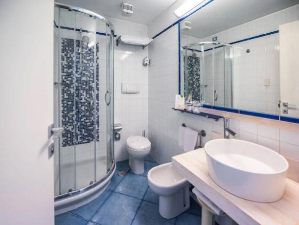 Bagno privato con doccia ad angolo 