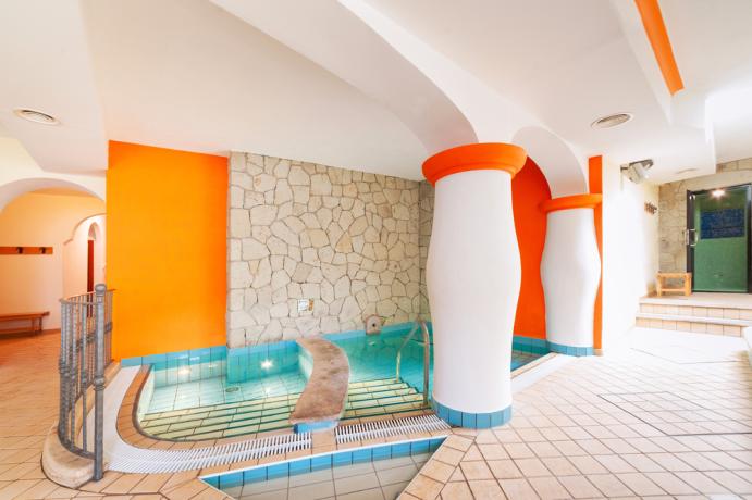 Centro benessere con piscina coperta e idromassaggio 