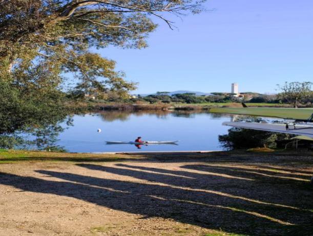 Esplorare il Lago di Paola con canoe  