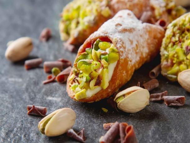 Cannoli Siciliani, Piatto tipico locale 