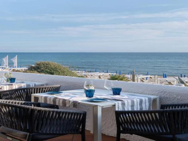 Terrazza fronte mare per sorseggiare cockatil 