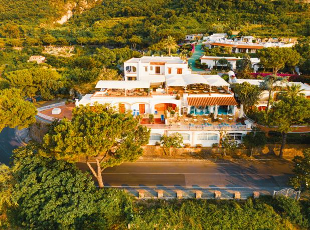 Hotel Poggio Aragosta ad Ischia con piscina panoramica e piscina interna con centro benessere, navetta gratis 