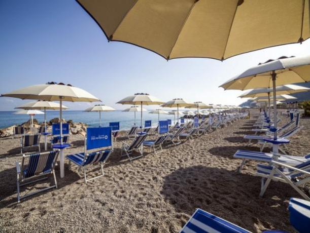 Servizio Spiaggia con Ombrellone e Sdraio  