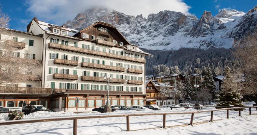 Hotel con piscina interna vicino alle piste da sci Dolomiti Superski, vicini ai percorsi con malghe