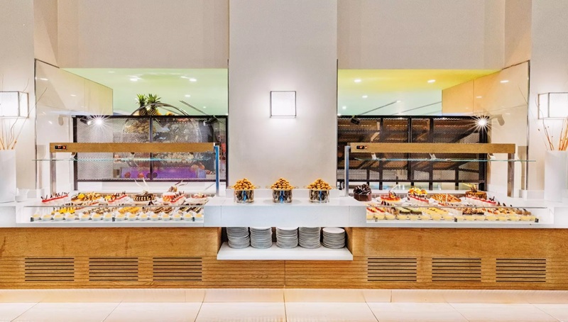 Elegante ristorante con buffet di dolci 