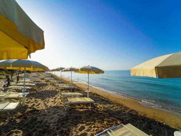 Servizio Spiaggia con Ombrellone e Lettini 