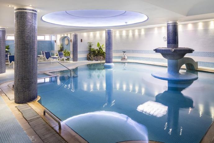 Centro benessere con piscina interna riscaldata 