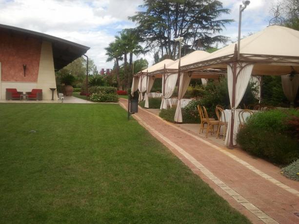 Ristorante esterno sul giardino nel Resort a Castellana 