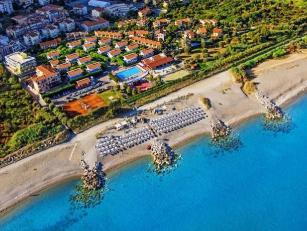 Villaggio con Camere o Appartamenti con Cucina a 100mt dal Mare in Resort 4 stelle a Piraino, Messina - Sicilia