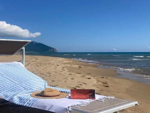 Servizio Spiaggia con Lettini e ombrellone 