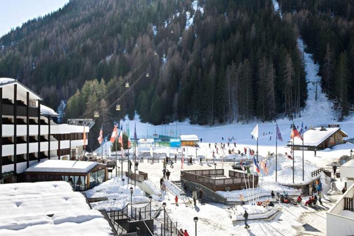 La piazzetta dell'hotel con negozi, ristoranti bar 