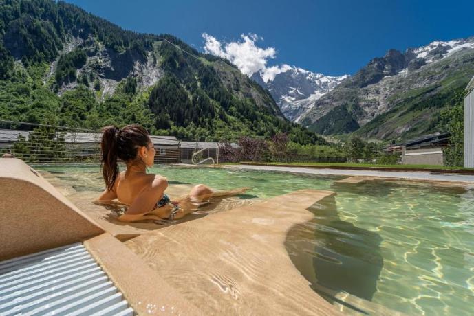 Piscine esterna panoramica vista sulle montagne 