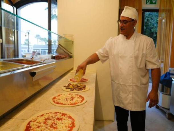 Pizzaiolo al lavoro in Pizzeria  