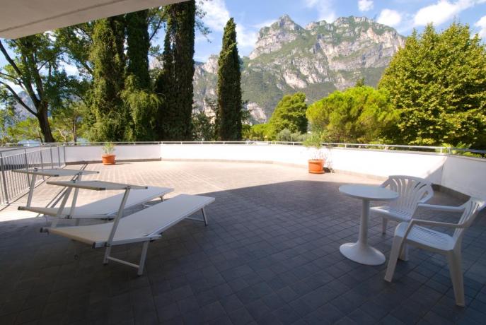 Hotel con terrazza solarium sulle Rive del Garda 